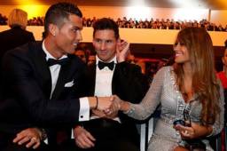 Cristiano Ronaldo saludando a la esposa de Messi en la gala del Balón de Oro.
