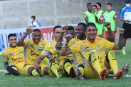 Real España dio un golpe de autoridad y le quitó el invito de ocho partidos a la UPNFM en el estadio Marcelo Tinoco. (Foto Johny Magallanes).