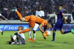 En el choque, el portero del Motagua Harold Fonseca se llevó la peor parte y el defensor el Platense Luis Castro se disculpó por lo ocurrido. Foto Ronald Aceituno