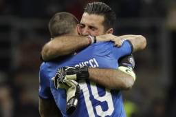 Buffon y Bonucci lamentan la eliminación de Italia en repechaje contra Suecia.