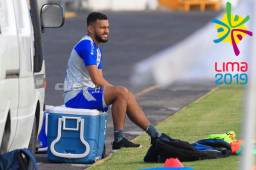 El volante Jorge Álvarez permanece sentado mientras sus compañeros se ejercitan. Sufre una lesión en la rodilla que lo mantiene incapacitado. Foto Ronal Aceituno