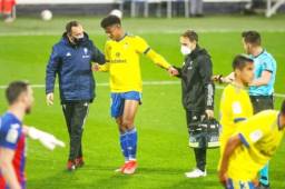 El Choco Lozano cuando salía del partido del pasado fin de semana con el Cádiz, lesionado de la rodilla que ahora lo tiene fuera de actividad. Foto cortesía | Cádiz