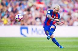 Lionel Messi ejecutando un lanzamiento de falta con el Barcelona.