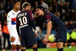 Cavani y Neymar protagonizaron uno de los momentos más polémicos en 2017 por lanzar un penal.