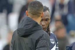 El hondureño Alberth Elis es felicitado al final del partido que el Girondins de Burdeos venció 3-2 al Stade Reims por la fecha 12 de la liga de Francia.