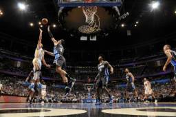 Stephen Curry es un especialista en tiros de tres, prueba de ello es el récord que alcanzó el jueves.