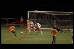 Honduras&#39; Boniek Garcia (R) and Trinidad and Tobago&#39;s Cordell Cato vie for the ball during their 2018 FIFA World Cup qualifier football match in San Pedro Sula, Honduras on November 15, 2016. / AFP PHOTO / ORLANDO SIERRA