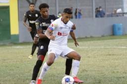 José Mario Pinto es acosado por Cristian Sacaza en el Honduras Progreso-Olimpia.
