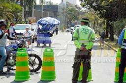 Las inmediaciones del estadio Morazán están cerradas y adonardo con banderas y camisas de la Bicolor.