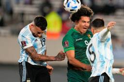 Marcelo Moreno disputando una pelota aérea con Nicolás Otamendi de Argentina.