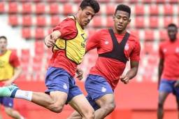 Pedro Porro en el entrenamiento del Girona junto al hondureño Antony Lozano.