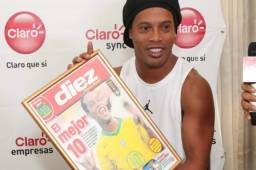 Ronaldinho agradeció por la portada que DIEZ le entregó como regalo.