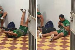 ¡Con la Biblia en mano! El curioso ritual de ‘Rambo’ de León previo a su debut en el Real Juventud vs San Juan