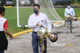 Momento en que el presidente del Olimpia, Rafael Villeda ingresa con una de las copas que logró conquistar con el DT Blanco, Pedro Troglio. Foto: Marvin Salgado.