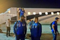 Los jugadores de la Selección de Honduras cuando bajaban del avión que los trasladó a Martinica. Foto @FenafuthOrg