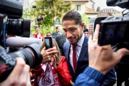 Paolo Guerrero llegó al TAS y un grupo de peruanos le dieron apoyo.
