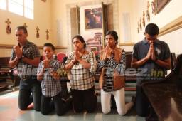 El árbitro de la gran final, Melvin Matamoros junto a su familia en la Basílica de Suyapa en la capital pidiendo a Dios sabiduría para impartir justicia. Foto DIEZ