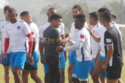 Michaell Chirinos fue al entreno del Olimpia para despedirse de sus compañeros. Foto Ronald Aceituno.
