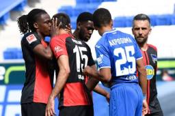 El beso que Dedryck Boyata le dio en la mejilla a Marko Grujic en la celebración del gol del Hertha de Berlín.