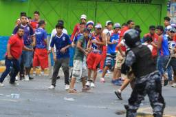La barra del Olimpia tuvo un encontronazo con la Policía el domingo pasado en el clásico contra Motagua donde hubo siete personas heridas.
