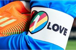 ¿Llevará este brazalete de colores al igual que otros capitanes europeos, como los de Alemania e Inglaterra?