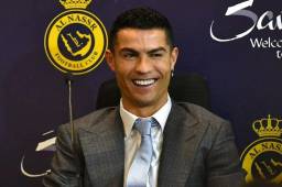 Cristiano Ronaldo muy feliz durante su presentación con el Al Nassr de Arabia Saudita.