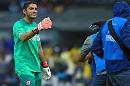 Momentos cuando el portero del Cruz Azul, Jesús Corona, reaccionaba molesto contra un camarógrafo de Televisa al final del juego contra el América.