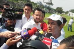 Jorge Luis Pinto conversa con los distintos medios de comunicación que le dan cobertura a la Selección Nacional de Honduras en México.