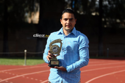 El árbitro ha destacado en competencias internacionales y ahora la afición lo escogió como el mejor de Honduras. Foto: Efraín Salgado.