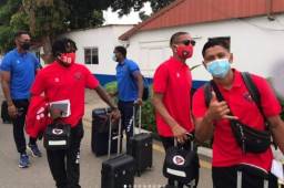 El hondureño Bryan Moya con sus compañeros angoleños cuando partían rumbo a Sudáfrica para enfrentar la Champions League de ese continente. Foto cortesía