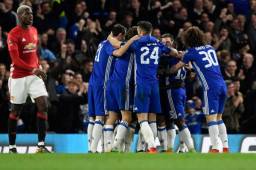 El talento del belga Eden Hazard desequilibró a favor del Chelsea un duelo que el Manchester United de Jose Mourinho había ganado en la pizarra. Fotos EFE