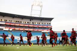 Trinidad y Tobago afinó en el estadio Olímpico sus últimos detalles y está lista para medirse este martes a Honduras por la fecha 2 de las eliminatorias Concacaf. Fotos Neptalí Romero