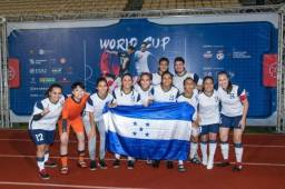El equipo de guerreras puso en alto el nombre de Honduras en el fútbol y también estas chicas lo hacen en sus estudios.