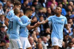 Aguero felicitado por sus compañeros luego de su anotación.