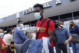 Rubilio Castillo en su llegada al aeropuerto de San Pedro Sula para unirse a la Selección Nacional. FOTOS: Neptali Romero.