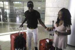 Momentos cuando la esposa recibí a Rubilio Castillo tras regresar de China donde no pudo quedarse con un equipo de la segunda división. Foto Ronald Aceituno