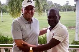El futbolista hondureño Tyson Núñez junto al candidato presidencial del Partido Nacional, Ricardo Álvarez. Foto cortesía