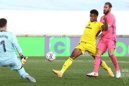 El hondureño Choco Lozano al momento de anotarle el gol al Real Madrid cubriendo con el cuerpo a Sergio Ramos y poder vencer a Courtois. Foto cortesía