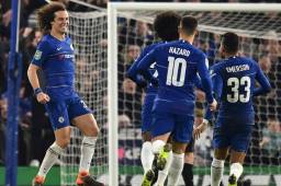 David Luiz festeja con sus compañeros del Chelsea el pase a la final de la Copa de Liga en Inglaterra donde enfrentarán al Manchester City. Fotos AFP