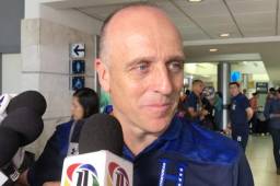 El entrenador de la Selección de Honduras, Fabián Coito, cuando atendía a los medios en el aeropuerto Toncontín. Fotos Ronal Aceituno