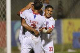 Tras el ingreso de Chirinos, Olimpia anotó dos goles más y acá celebra el 2-0 con Diego Reyes.