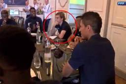 En la selección de Francia todos felicitaron y aplaudieron a Varane por la obtención de la duodécima, y tercera en su carrera con el Real Madrid; Griezmann no lo hizo.