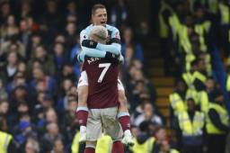 'Chicharito' Hernández celebrando su tanto con el austríaco Arnautovic.