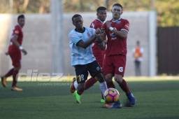 Pablo Arzú y Hector Castellanos disputan un balón, el juego fue intenso.