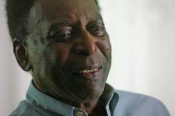 Pelé dejó un mensaje a sus seguidores tras ser operado: 'Mis amigos, muchas gracias por los mensajes de cariño'.