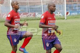 Los brasileños, Róger Samuel y Leandro Makelelé, llegaron este mediodía a La Ceiba para unirse al Real Sociedad que jugó un amistoso ante Victoria. Foto Javier Rosales