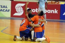 Honduras comanda el grupo A del torneo de Concacaf luego de la paliza que le recetó a Guadalupe. Este martes se enfrentan a El Salvador. Foto Juan Salgado