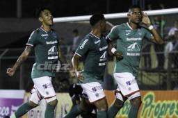 El delantero Carlo Costly celebrando junto a Róchez y Mayron Flores el primer gol del Marathón en El Progreso. Foto Neptalí Romero