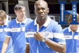 El entrenador hondureño David Suazo, se graduó este miércoles como técnico UEFA Pro, licencia élite en Europa.