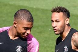 TOPSHOT - Paris Saint-Germain's German coach Thomas Tuchel consoles Paris Saint-Germain's Brazilian forward Neymar (R) after the UEFA Champions League final football match between Paris Saint-Germain and Bayern Munich at the Luz stadium in Lisbon on August 23, 2020. (Photo by Miguel A. Lopes / POOL / AFP)